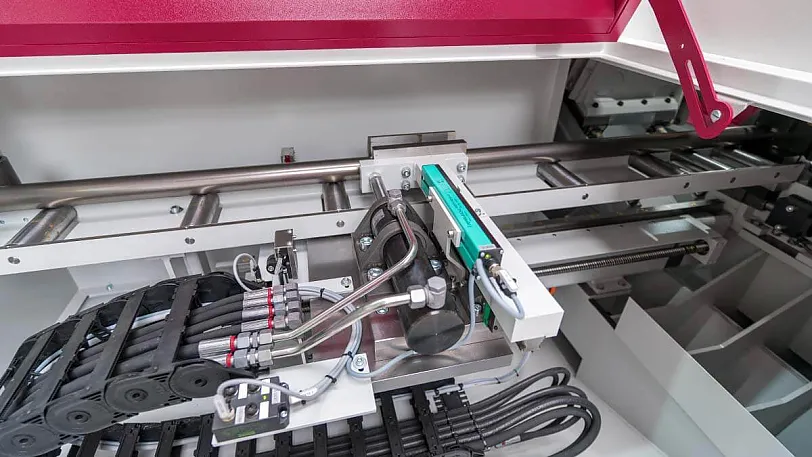 Servomotorischer Nachschubgreifer Vollautomatische Materialzufuhr mittels Servo-Nachschubzange