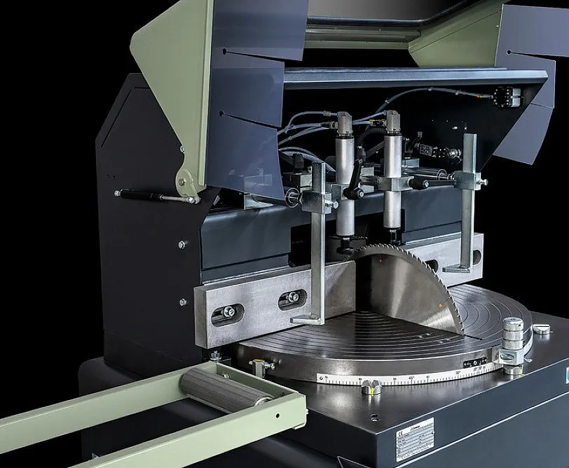 Sägeblatt und Rollenbahn Sägeblatt und Rollenbahn