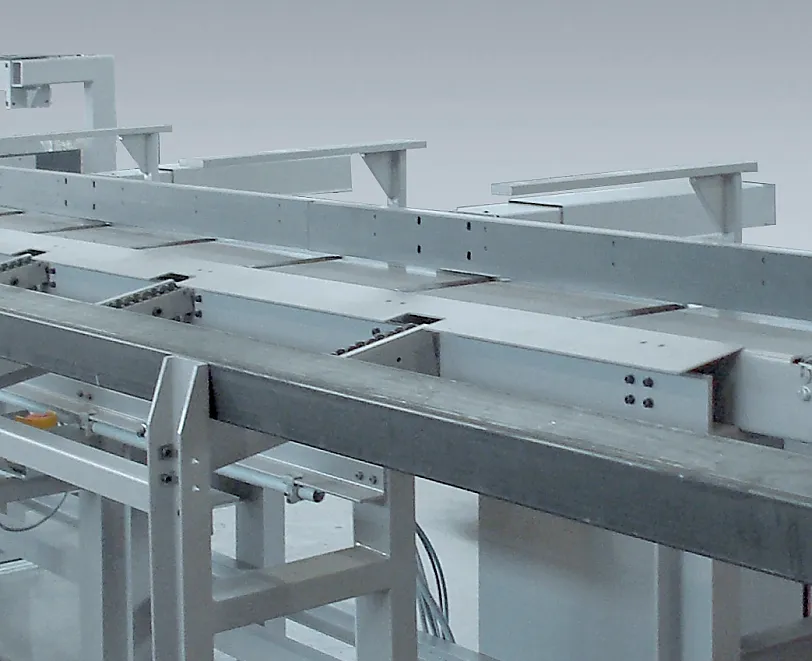 Angetriebene Rollenbahn mit Abschiebeeinrichtung Angetriebene Rollenbahn mit Abschiebeeinrichtung