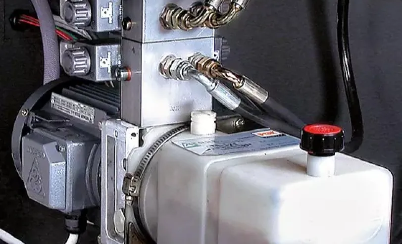 Hydraulisch gesteuerte Sägekopfsenkung und Schraubstock Hydraulisch gesteuerte Sägekopfsenkung und Schraubstock