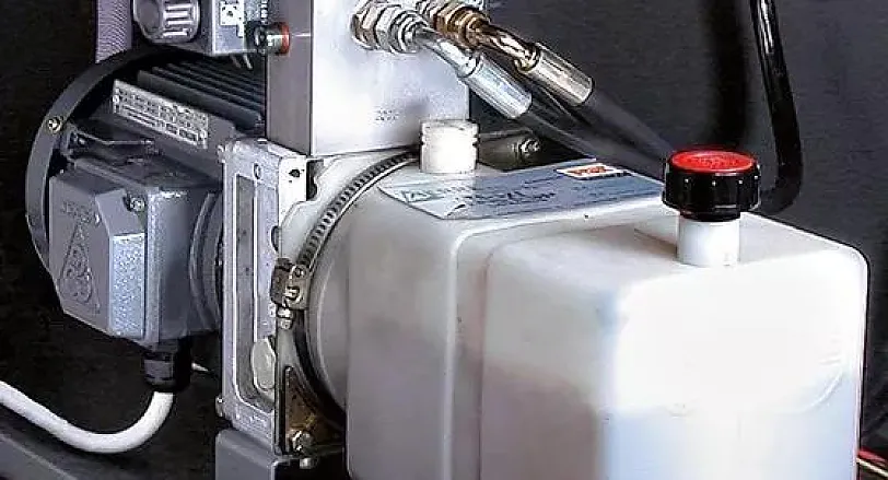 Hydraulisch gesteuerte Sägekopfsenkung und Schraubstock