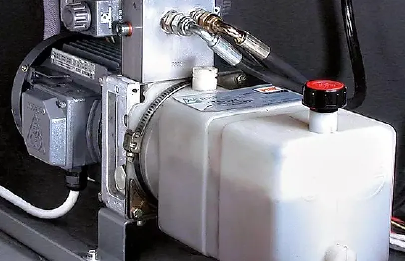 Hydraulisch gesteuerte Sägekopfsenkung und Schraubstock