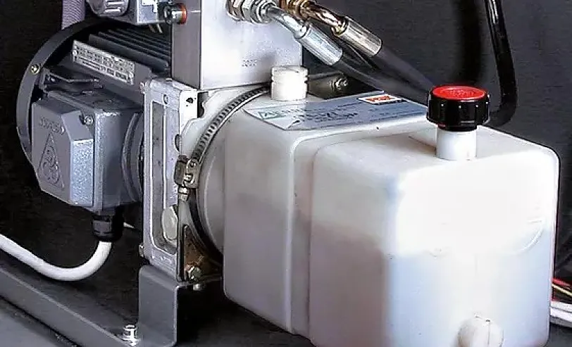 Hydraulisch gesteuerte Sägekopfsenkung und Schraubstock