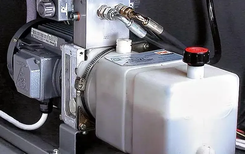 Hydraulisch gesteuerte Sägekopfsenkung und Schraubstock