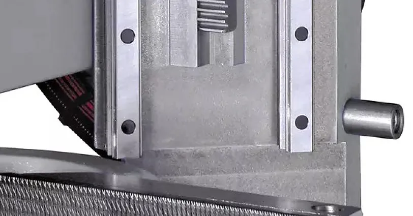 Sägekopfvorschub über doppelte Linearführung Sägekopfvorschub über doppelte Linearführung