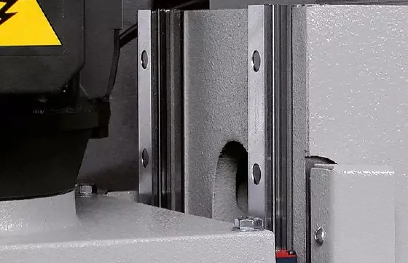 Sägekopfvorschub über doppelte Linearführung Sägekopfvorschub über doppelte Linearführung