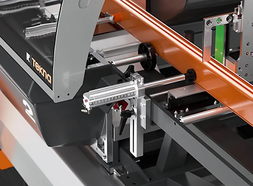 Zusätzliche Spanneinrichtung für Profilabstützung auf Rollenbahn des beweglichen Kopfes Zusätzliche Spanneinrichtung für Profilabstützung auf Rollenbahn des beweglichen Kopfes