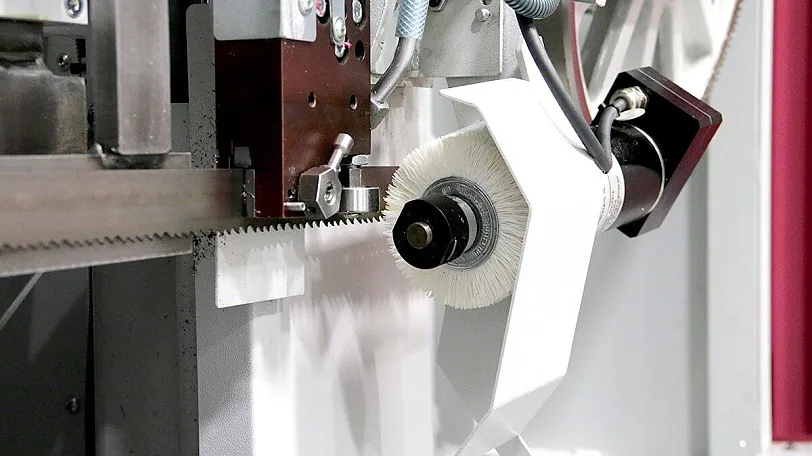 elektrisch angetriebene Spänebürste Die Spänebürsten des Bandsägeautomaten sind elektrisch angetrieben