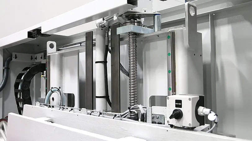 Servo-Vorschubsystem des Bandsägeautomaten Der Bandsägeautomat verfügt über eine Servospindel für den Sägevorschub
