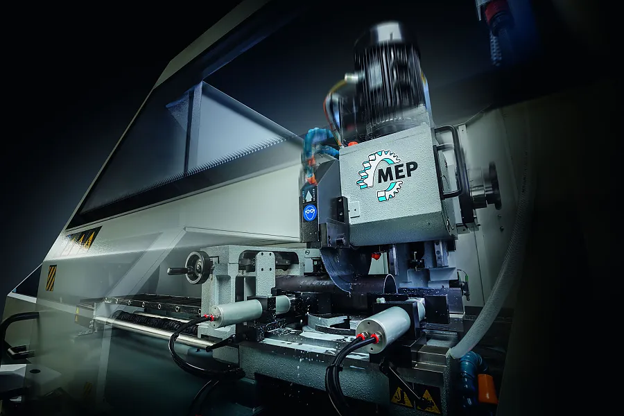 MEP Tiger 372 CNC Kreissägeautomat MEP Tiger Kreissägeautomat beim Schneiden von Metall mit Emulsionskühlung