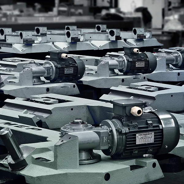 MEP Vormontage Sägemascinen Vormontage und Prüfung der MEP Bandsägemaschinen