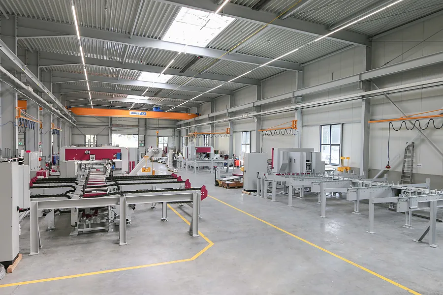 Neue Behringer Montagehalle für Bandsägemaschinen Neue Behringer Montagehalle für Bandsägemaschinen