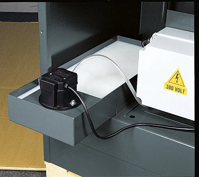 Kühlwassereinrichtung Praktischer und leicht zu reinigender Kühlwassertank inkl. Tauchpumpe im Grundgestell der Werkstattbandsäge