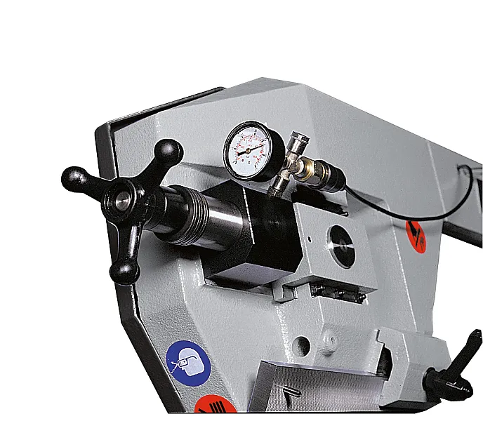 Einstellung der Sägebandspannung Die Sägebandspannung kann manuell eingestellt werden. Die effektive Spannung wird mittels Manometer am Sägerahmen der Metallbandsägeangezeigt.
