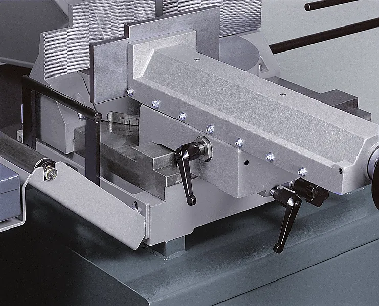 Schraubstock verschiebbar Der Schraubstock der Metallbandsäge ist mittels T-Nuten verschiebbar.