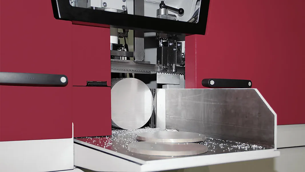 Behringer HBE 261 A - verlängerter Materialtisch Auf 600mm verlängerter Materialtisch des Bandsägeautomaten