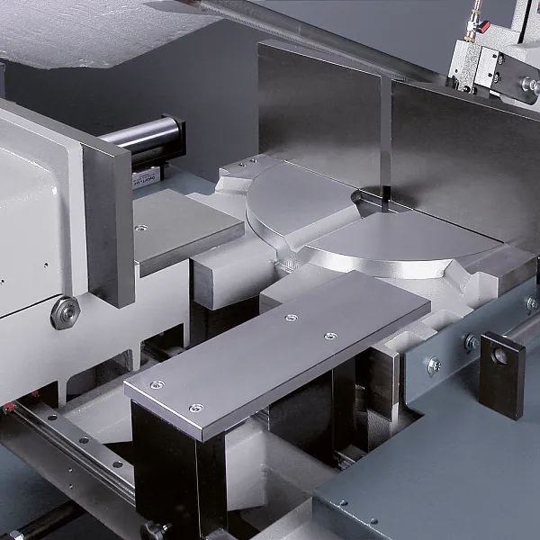 Grosszügig dimensionierter Sägetisch Grosszügig dimensionierter Sägetisch