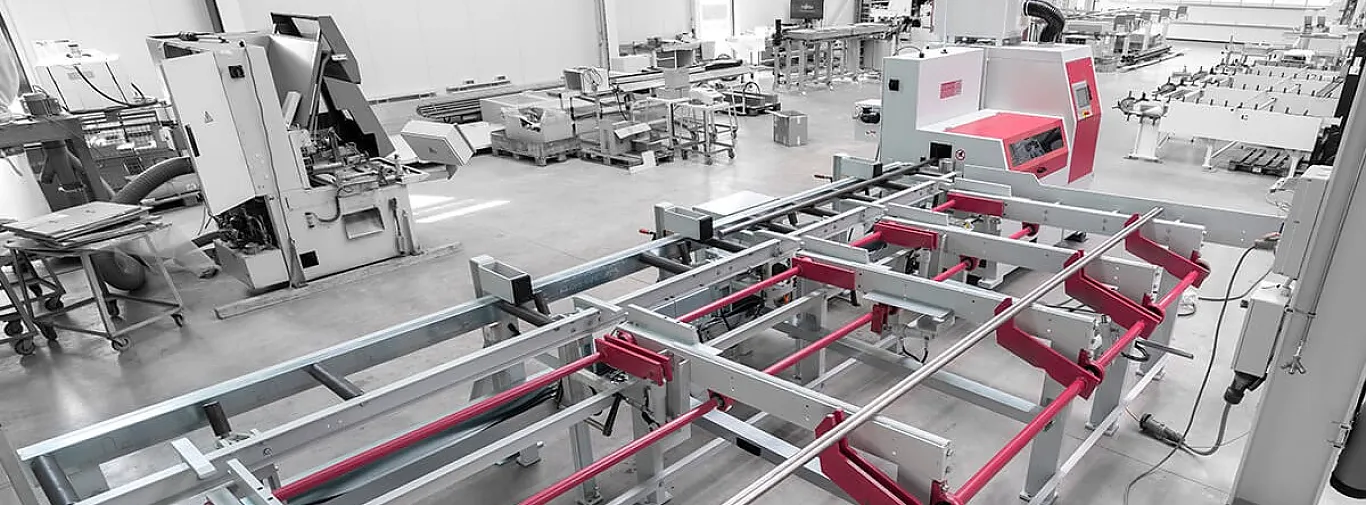 Montagelinie Behringer-Eisele Produktionshalle - Hartmetall-Kreissägeautomat mit Stangenlademagazin