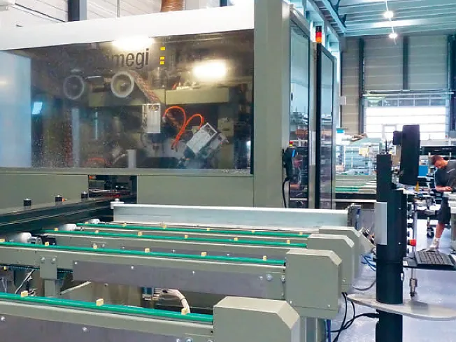 Elementfassade mit schaltbarem Glas