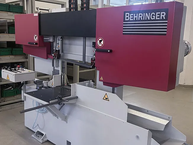 Einfache halbautomatische Bandsäge bei SFS Group Schweiz AG