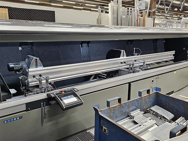 Schallisolierte Doppelgehrungssäge bei CWA